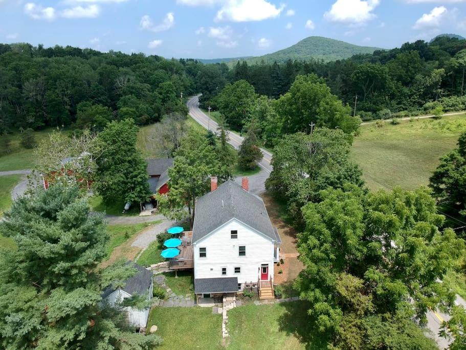 Craftsman Hideaway At The 1841 Farmhouse Chester Exterior photo